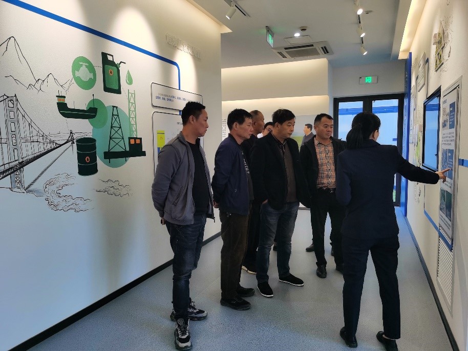 参观展厅.jpg